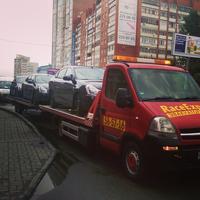 3 машины на эвакуаторе с прицепом