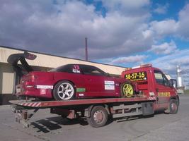 супер гоночный автомобиль на эвакуаторе