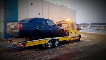 эвакуатор везет автомобиль