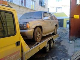 эвакуатор везет внедорожник