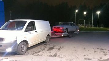 эвакуатор везет Волгу ночью