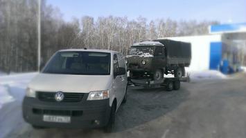 грузовой уазик на прицепе-автовозе