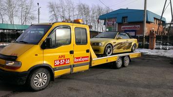 желтенькая машина на желтеньком эвакуаторе