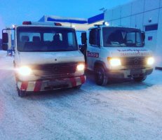 Два эвакуатора RaceExpress рядом в Сургуте.